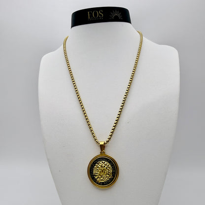 Joya artesanal sostenible con botón CHANEL reciclado. Cadena veneciana redonda. 
