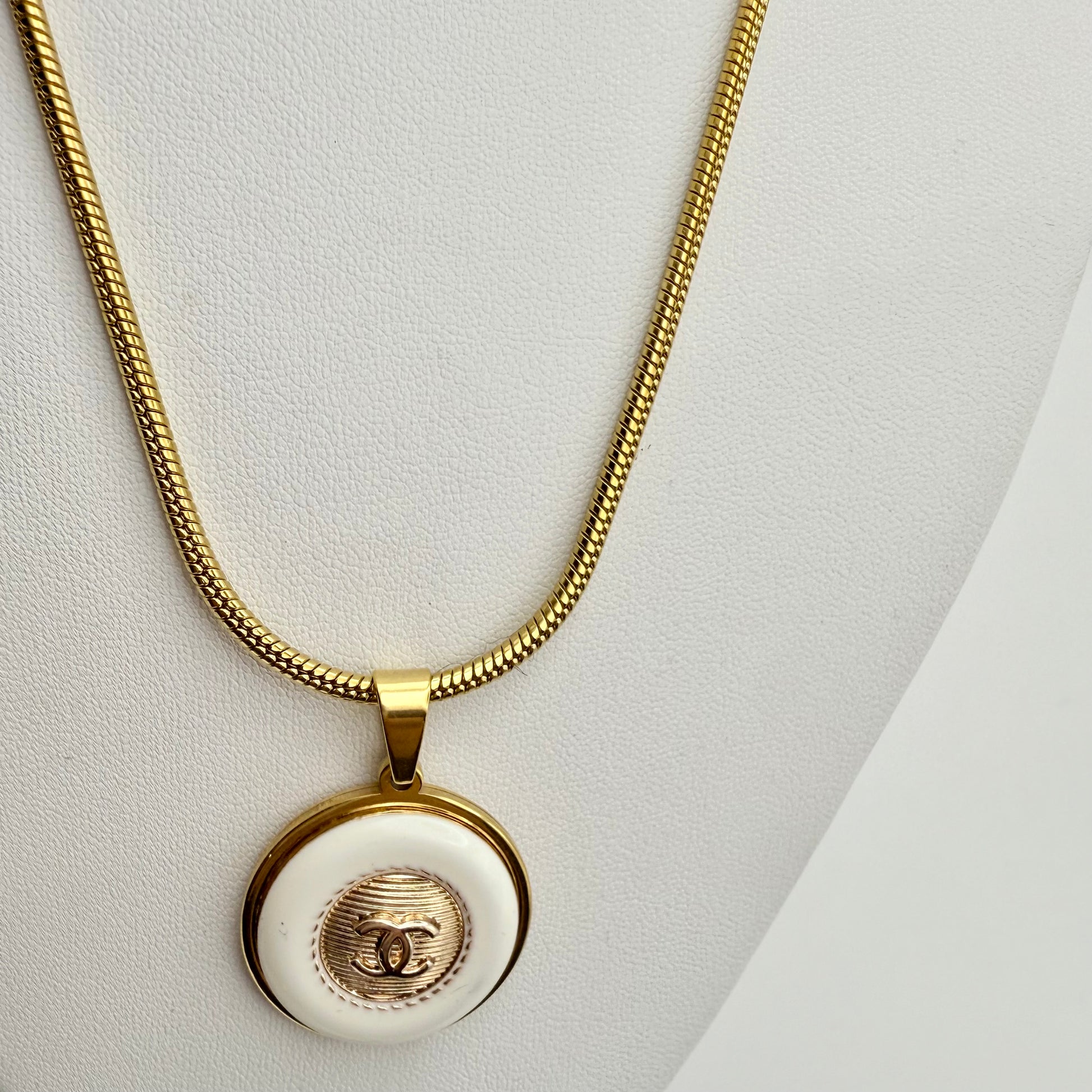 Collar PASIFAE hecho a mano con botón recuperado