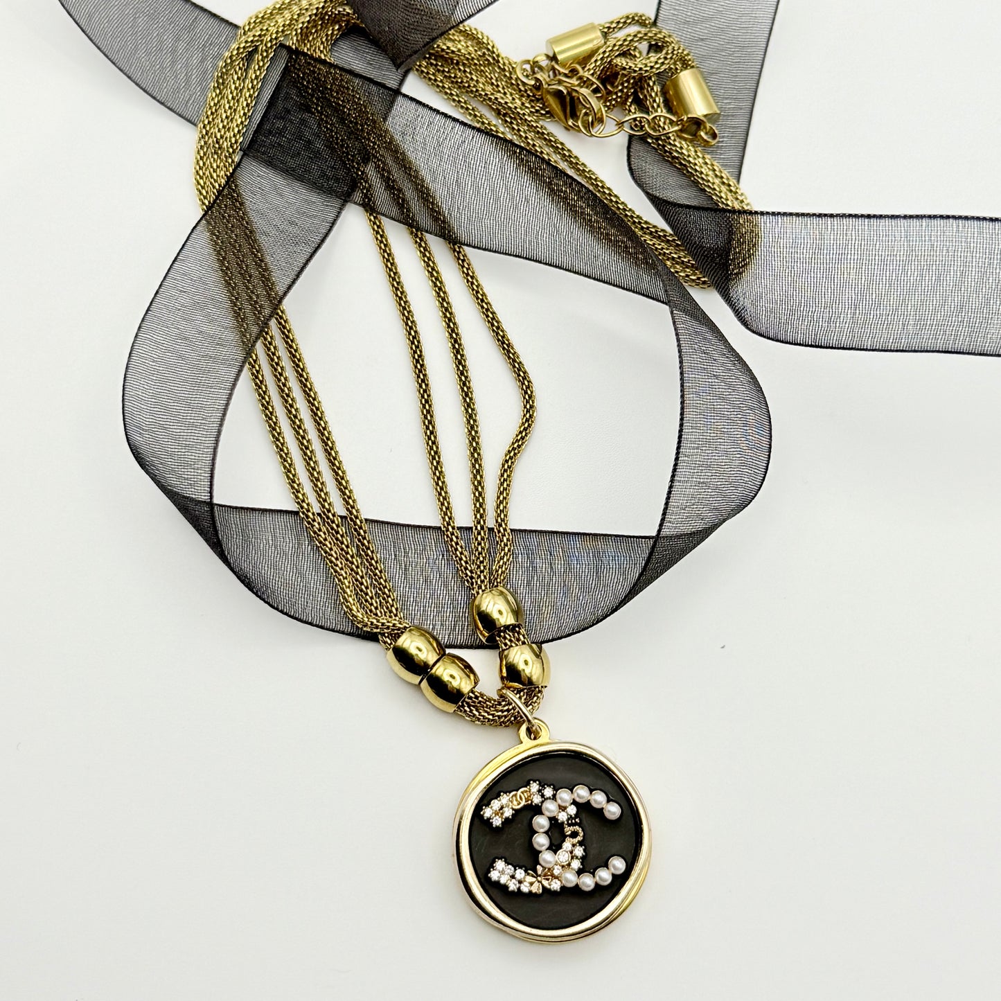 Collar artesanal GAIA hecho a mano con botón CHANEL recuperado