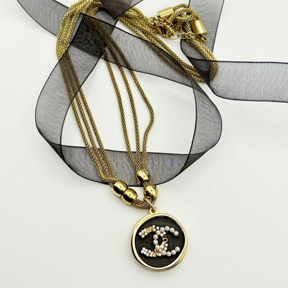 Collar artesanal GAIA hecho a mano con botón CHANEL recuperado