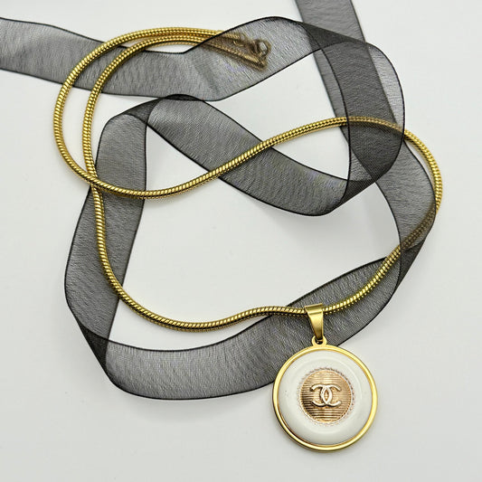 Collar artesanal PASIFAE hecho a mano con botón CHANEL recuperado