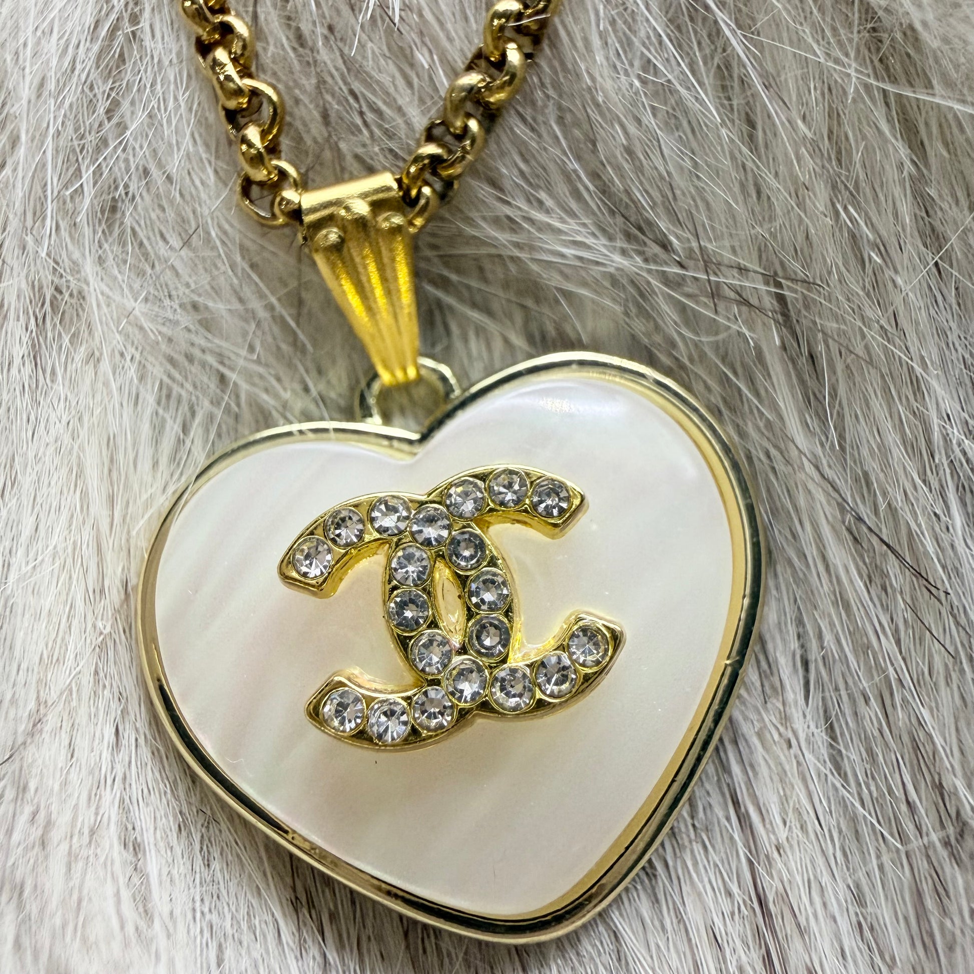 Detalle del botón recuperado de alta costura transformado en collar artesanal DAERA creado a mano por EOS UPCYCLING