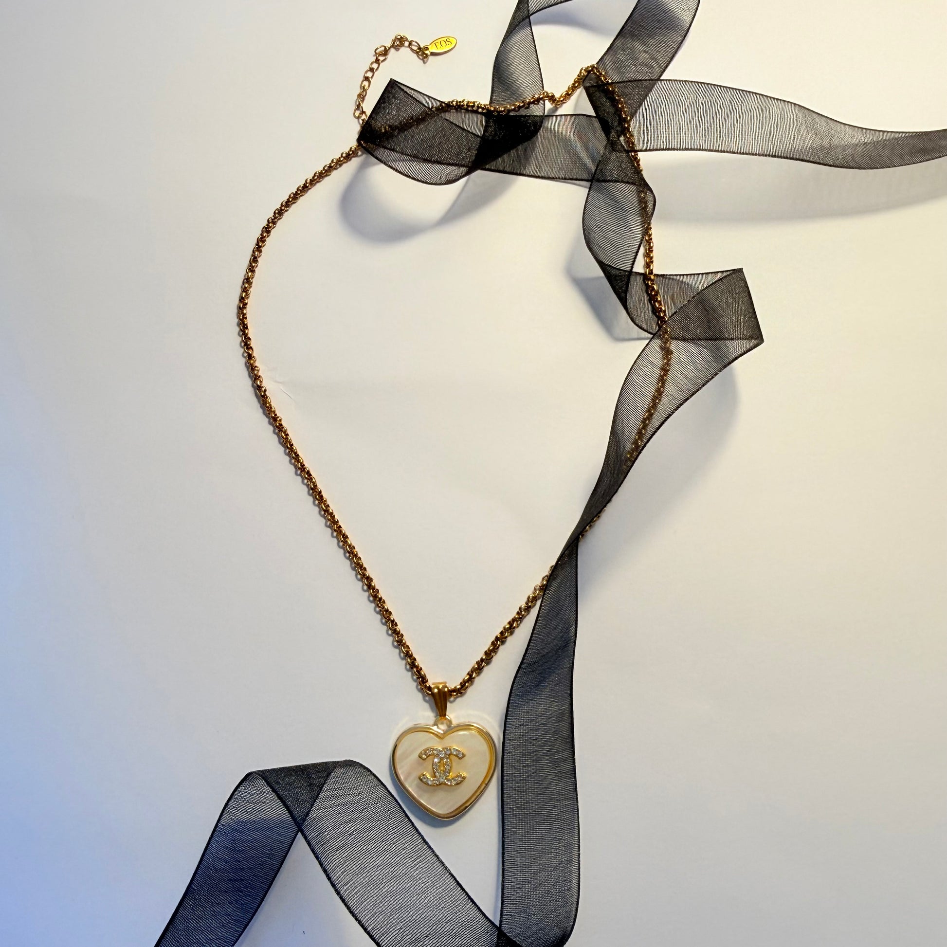 Cadena rolo, con eslabones redondos que se entrelazan entre sí, en collar artesanal hecho a mano por EOS UPCYCLING. 