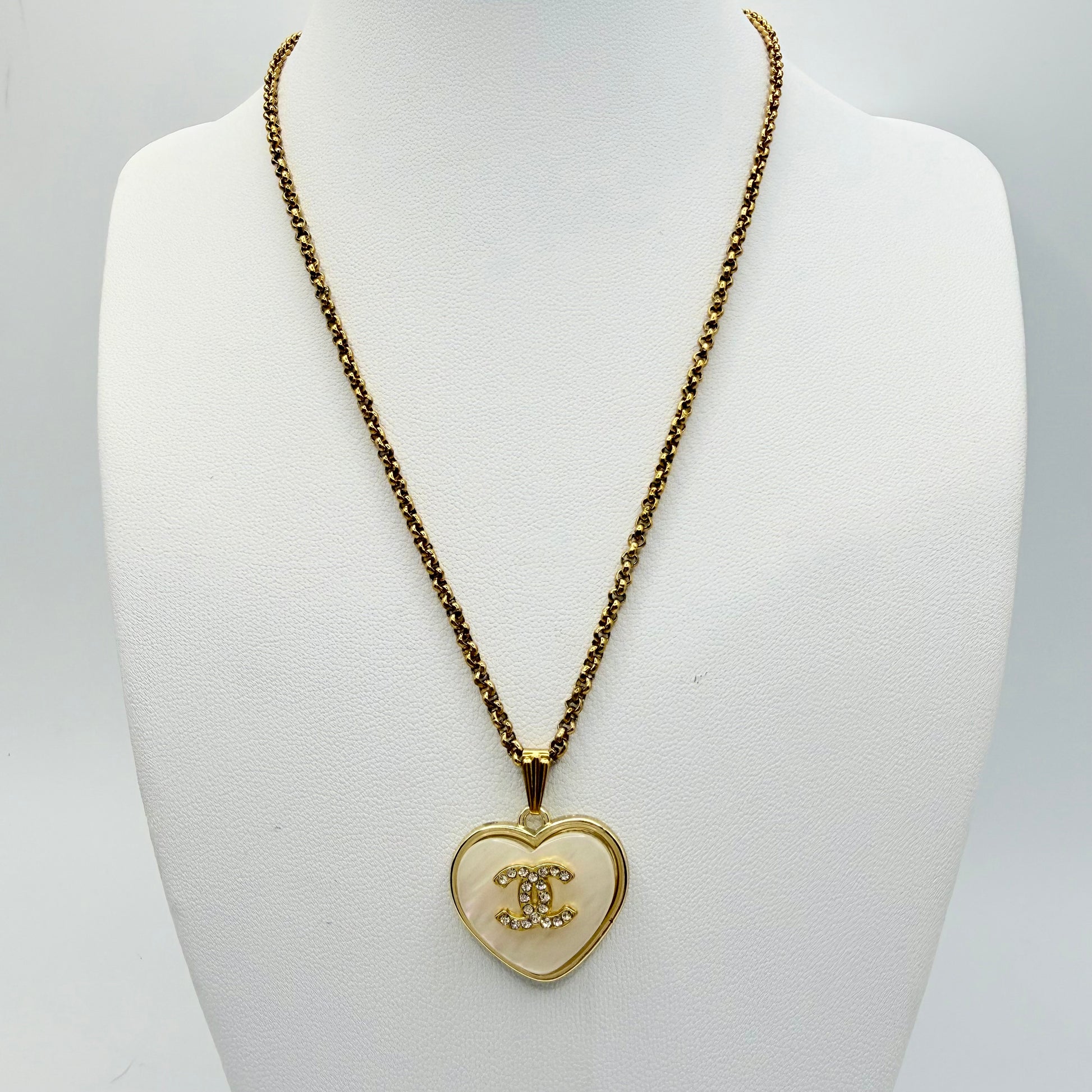 Collar artesanal DAERA, pieza única hecha a mano por EOS UPCYCLING