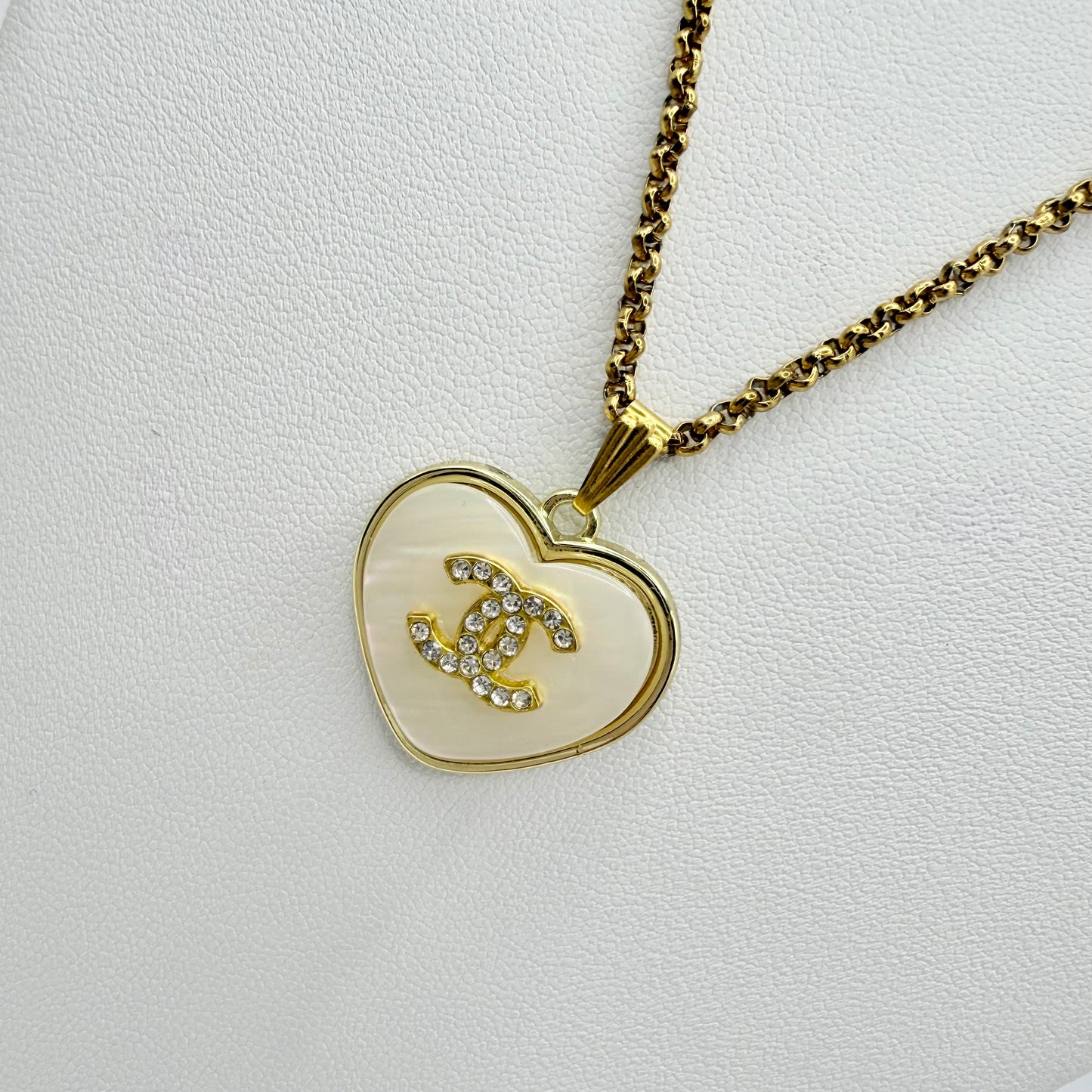 Joya artesanal sostenible para regalar a una mujer, con botón reciclado. 