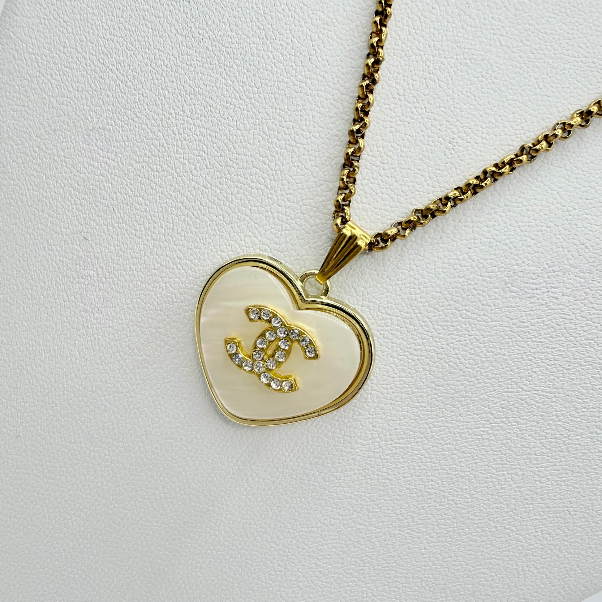 Joya artesanal sostenible para regalar a una mujer, con botón reciclado. 