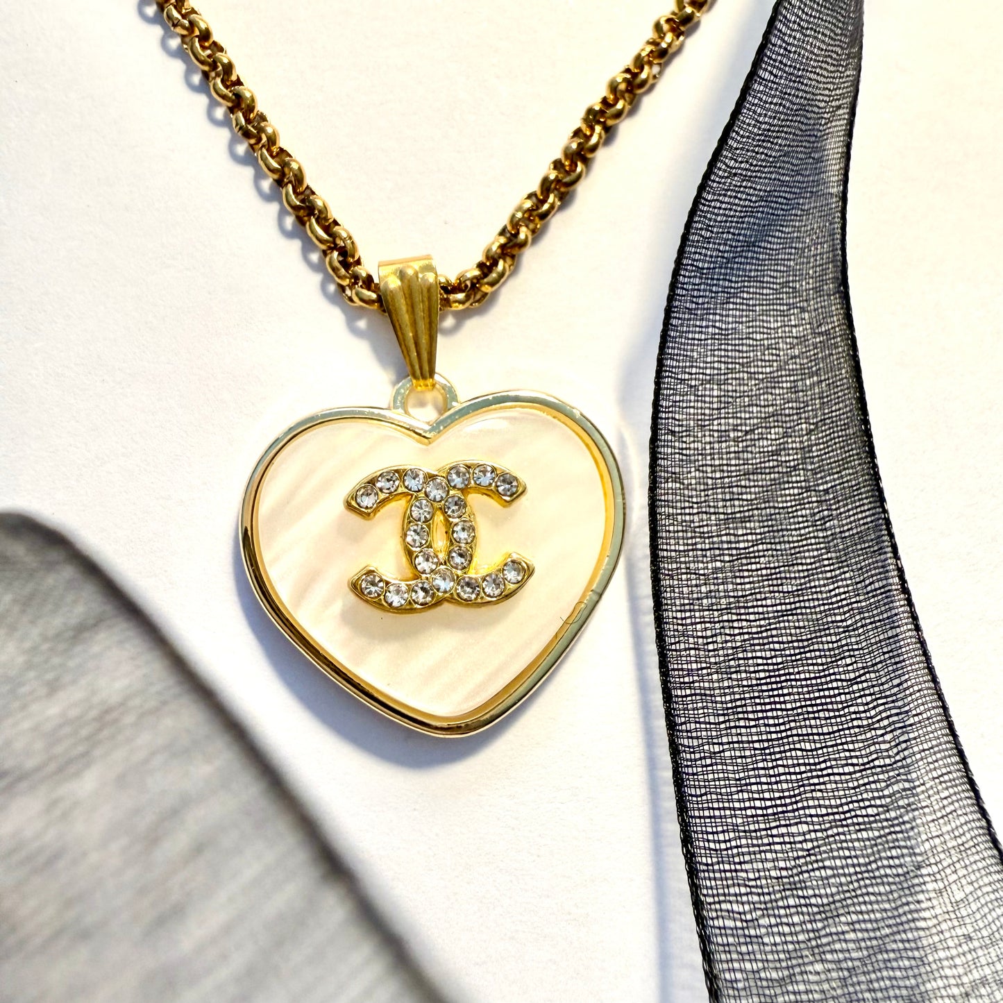 Collar artesanal EOS UPCYCLING  hecho a mano con botón recuperado de marca de lujo.