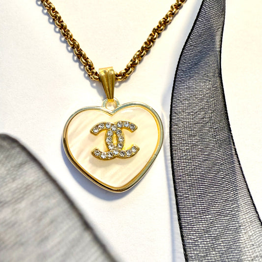 Collar artesanal EOS UPCYCLING  hecho a mano con botón recuperado de marca de lujo.