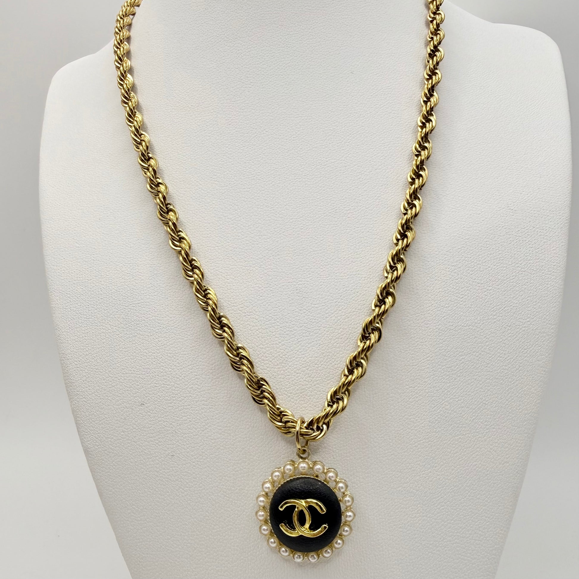 Cadena de cuerda retorcida en collar artesanal hecho a mano por EOS UPCYCLING.