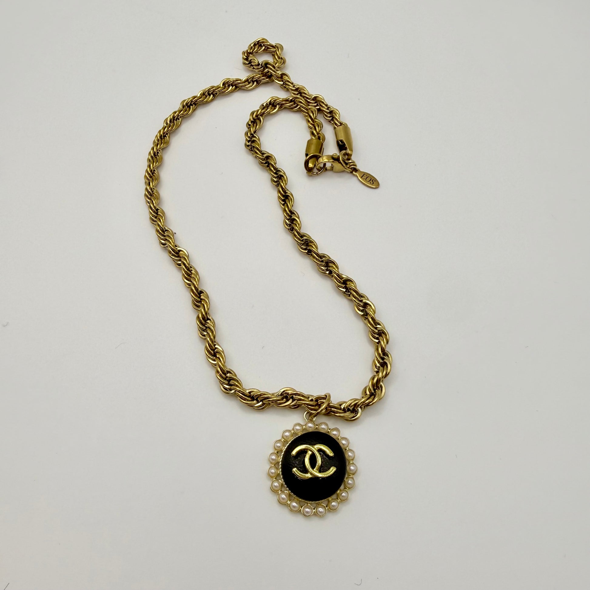 Collar artesanal DEMETRA, joya única y sostenible, una creación única hecha a mano por EOS UPCYCLING, una joya para regalar a una mujer