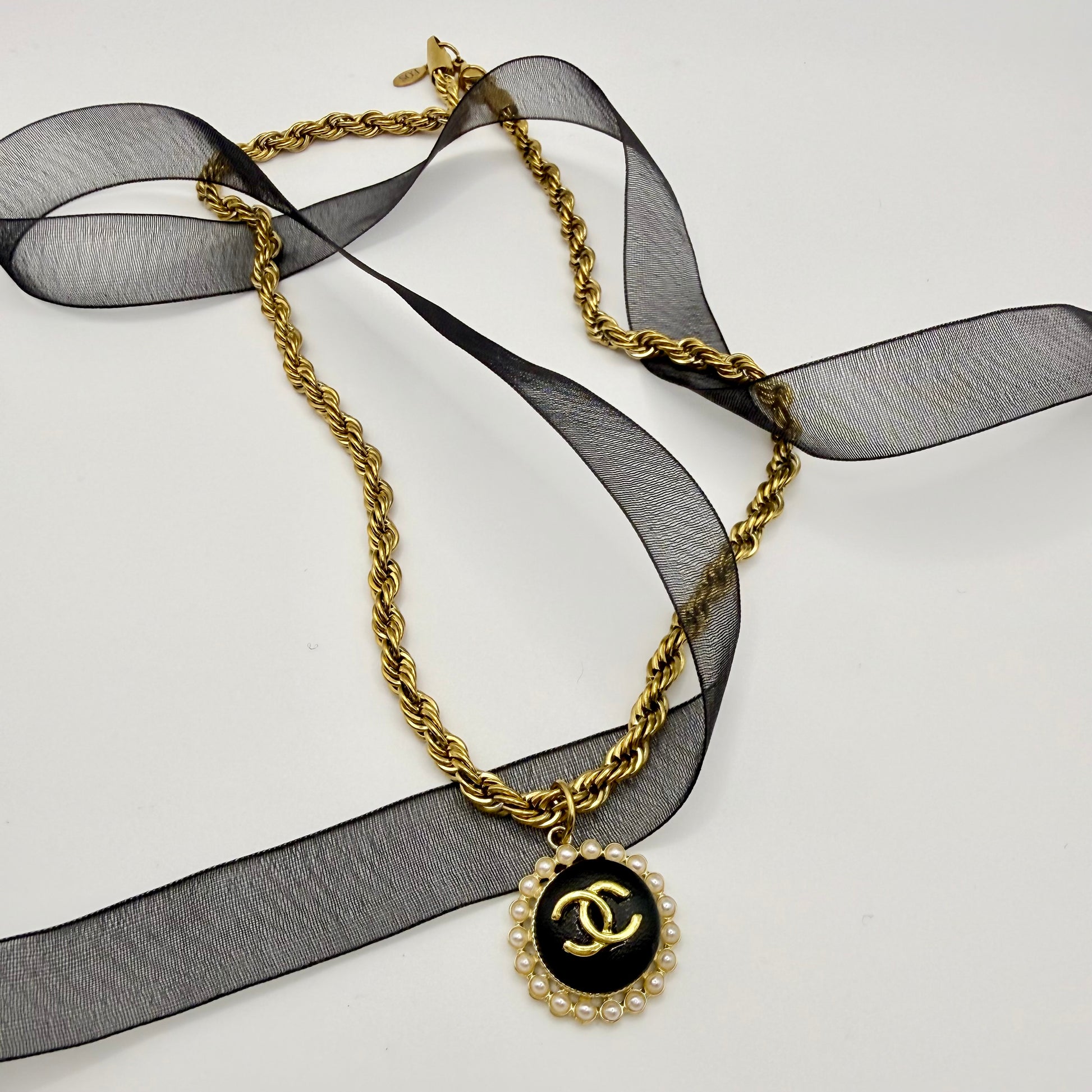 Collar artesanal EOS UPCYCLING  hecho a mano con botón recuperado de alta costura.