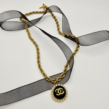 Collar artesanal EOS UPCYCLING  hecho a mano con botón recuperado de alta costura.