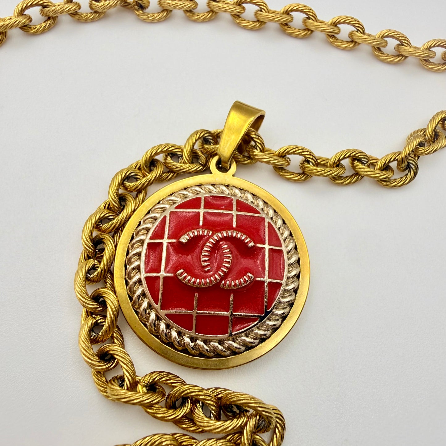 Collar artesanal DICE, joya única y sostenible, una creación única por EOS UPCYCLING.
