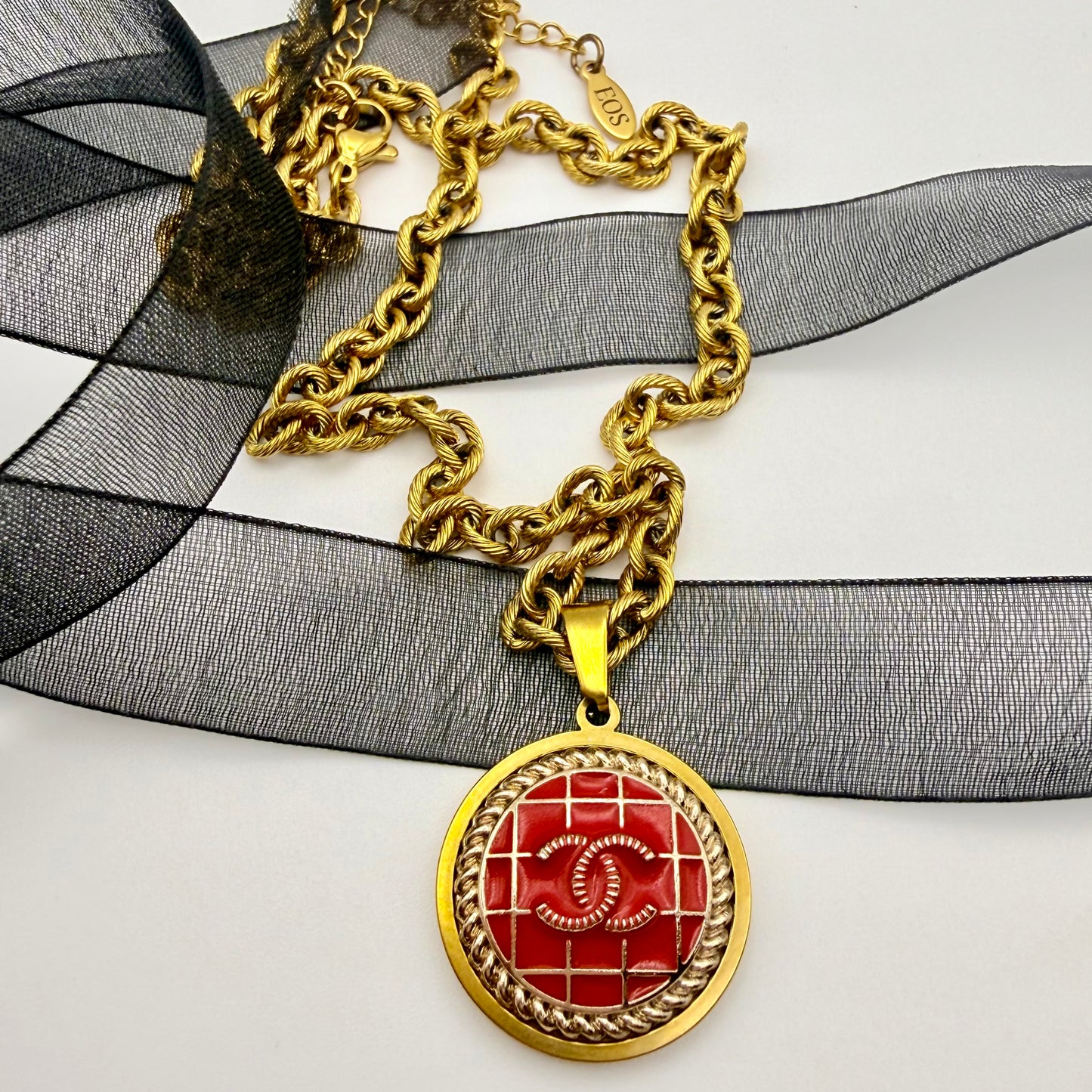 Collar artesanal EOS UPCYCLING  hecho a mano con botón de marca de lujo recuperado.
