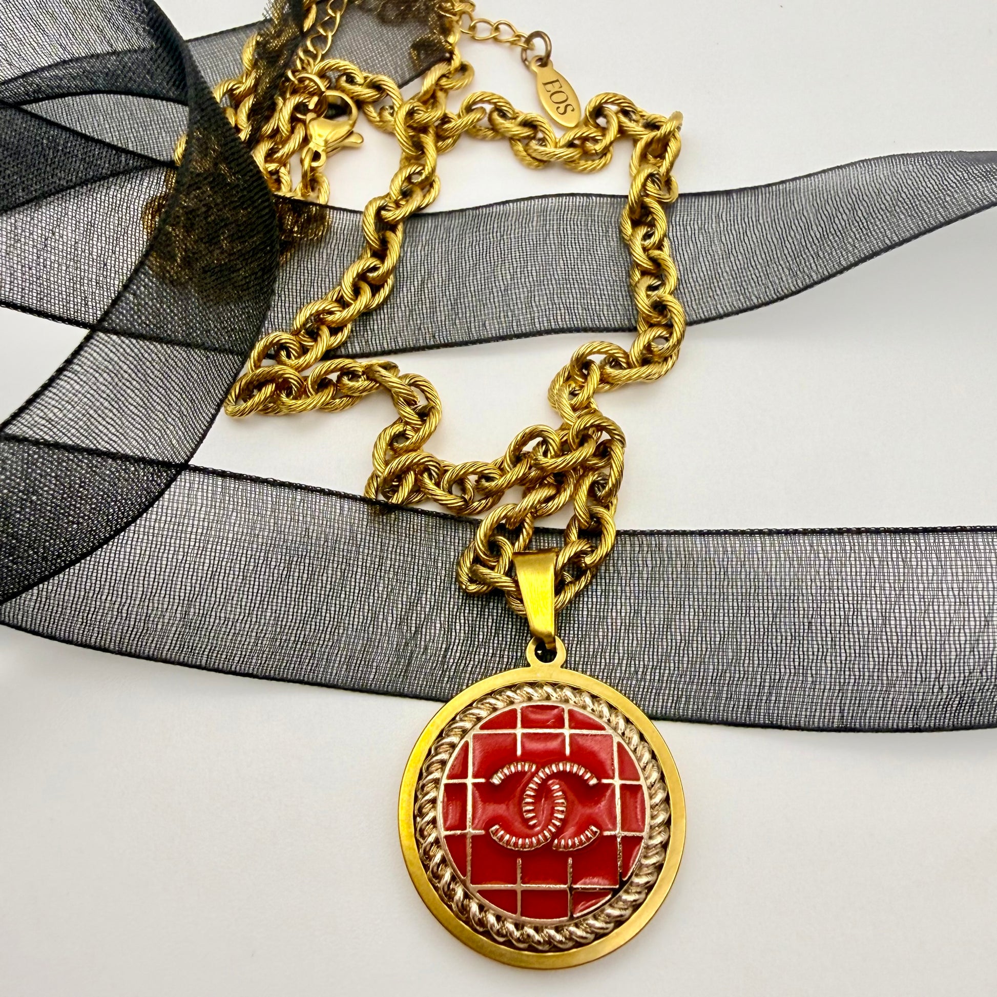 Collar artesanal EOS UPCYCLING  hecho a mano con botón de marca de lujo recuperado.
