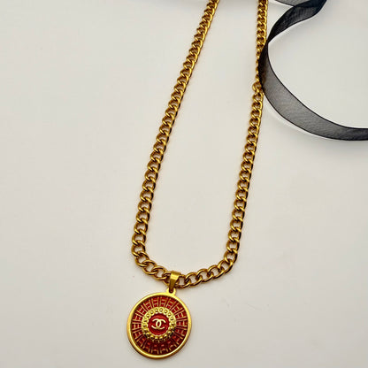 Cadena barbada en collar artesanal DORA hecho a mano por EOS UPCYCLING. El colgante es un botón de alta costura recuperado de una chaqueta CHANEL. 

