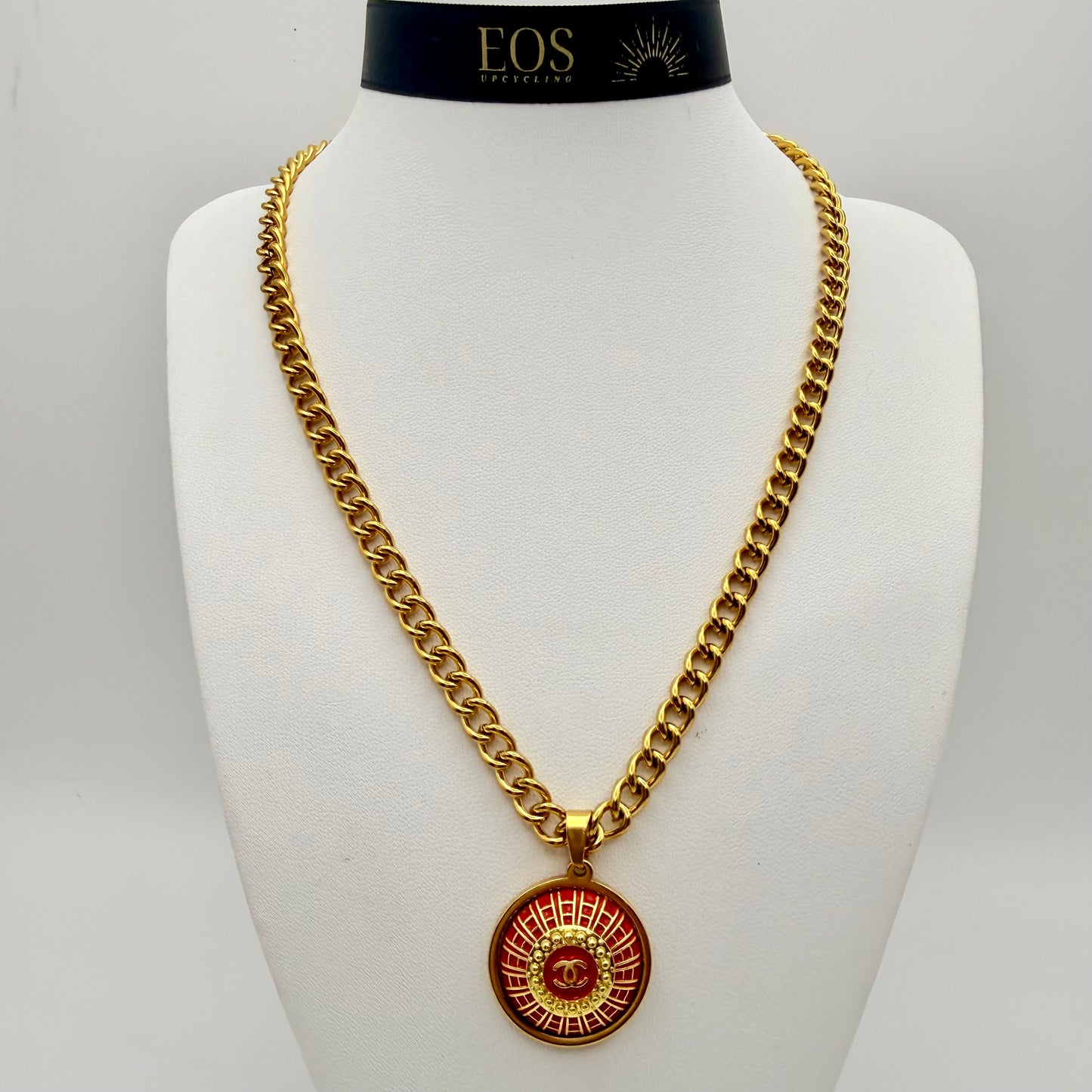Joya artesanal EOS UPCYCLING, elegante y sostenible. Un regalo personalizado y original para una mujer con estilo. 
