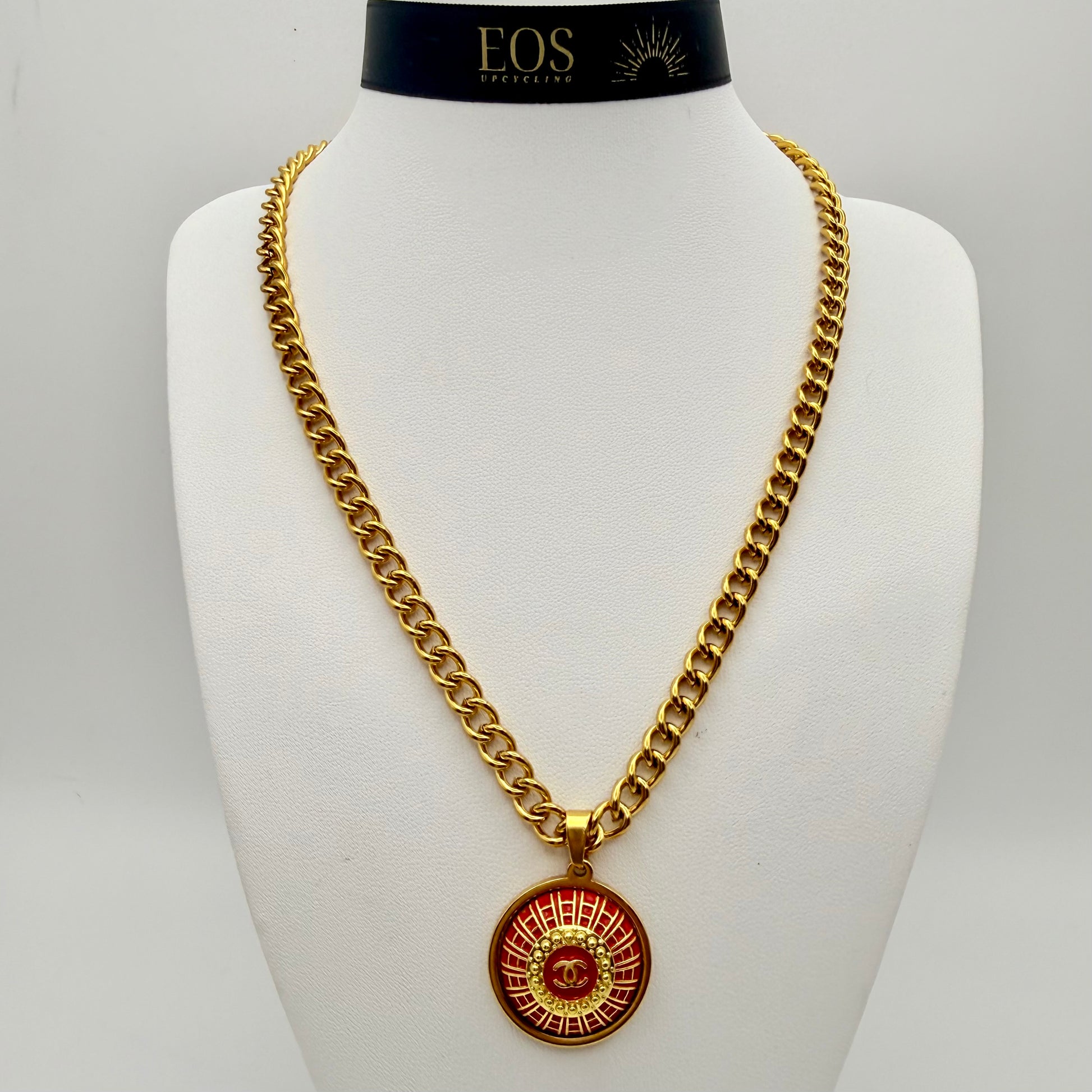 Joya artesanal EOS UPCYCLING, elegante y sostenible. Un regalo personalizado y original para una mujer con estilo. 