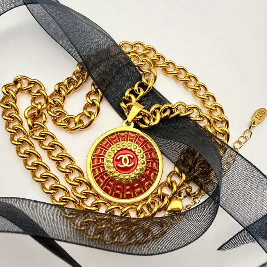 Collar artesanal EOS UPCYCLING  hecho a mano con botón de marca de lujo recuperado.