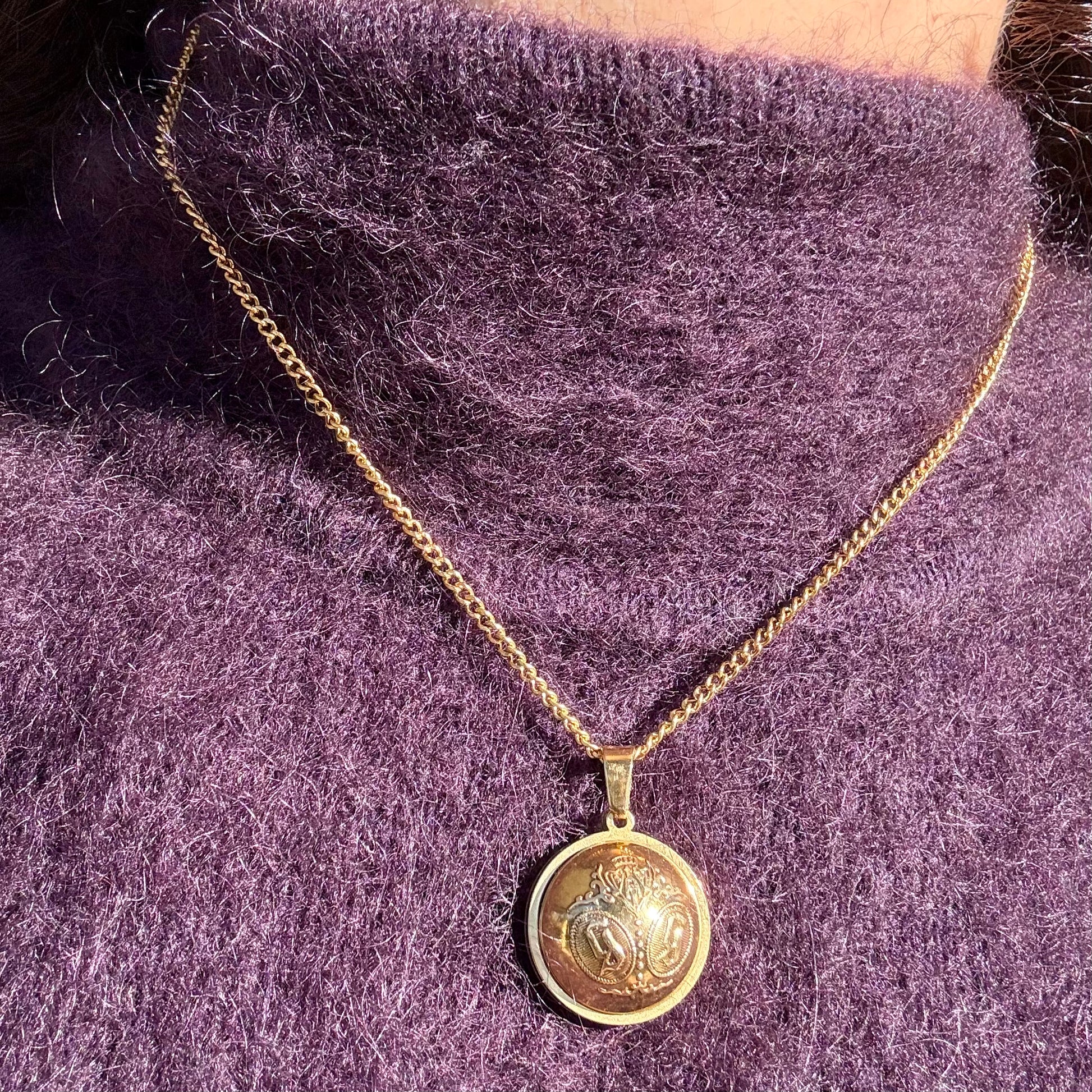 Joya artesanal EOS UPCYCLING, elegante y sostenible. Un regalo personalizado y original para una mujer con estilo. 
