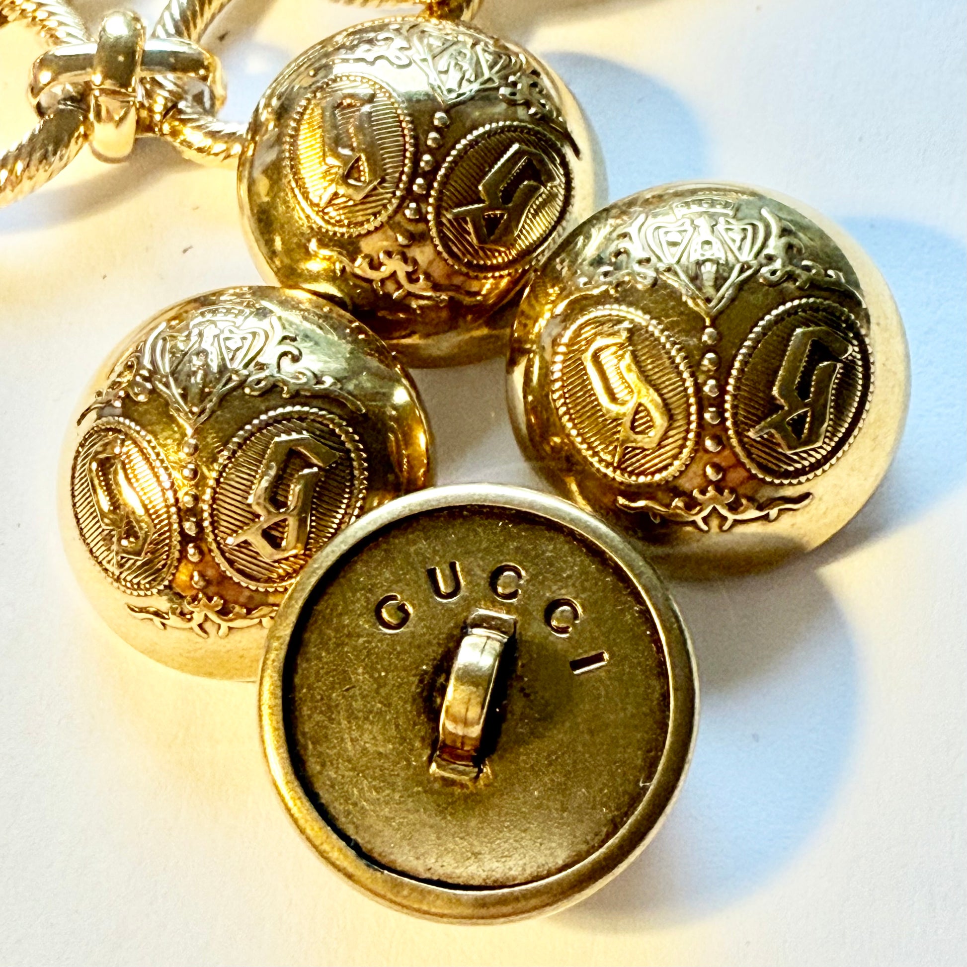 Detalle del botón de alta costura recuperado y reciclado en collar artesanal ELENI,  hecho a mano por EOS UPCYCLING.
