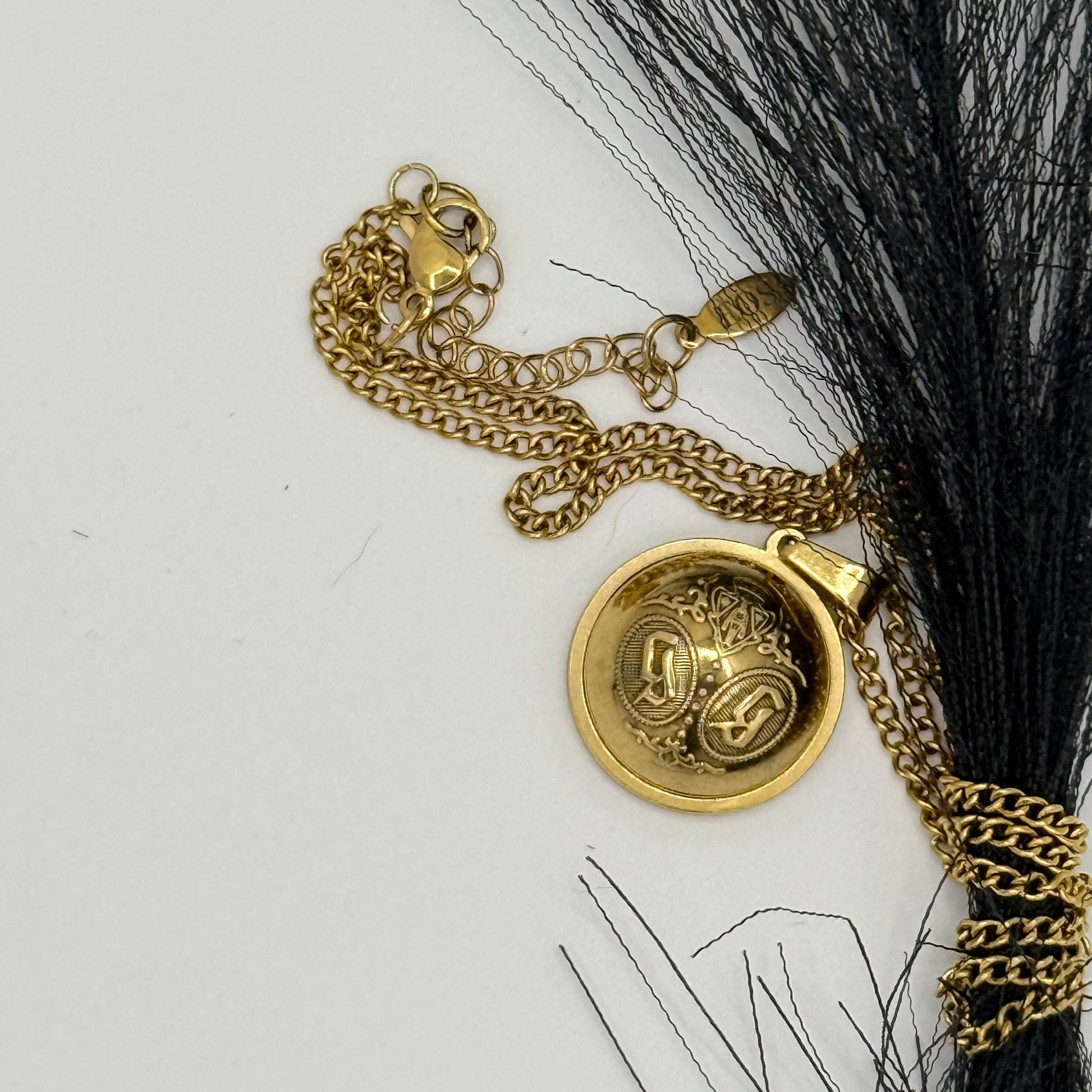 Cadena fina de eslabones tipo barbada en un collar artesanal ELENI. Hecha a mano por EOS UPCYCLING,   una pieza singular, pensada para perdurar y acompañarte con  elegancia. 