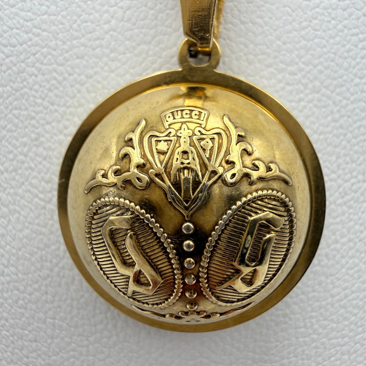 Detalle del botón de alta costura recuperado y reciclado en collar artesanal ELENI. Un regalo original para una mujer elegante. 
