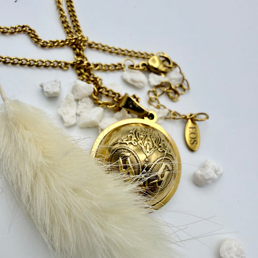 Collar artesanal EOS UPCYCLING  hecho a mano con botón de marca de lujo recuperado. Un regalo chic para una mujer con estilo. 
