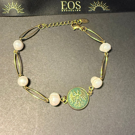 Pulsera hecha a mano con un botón de marca de lujo. Ideal para regalar a una mujer. Muy elegante. 