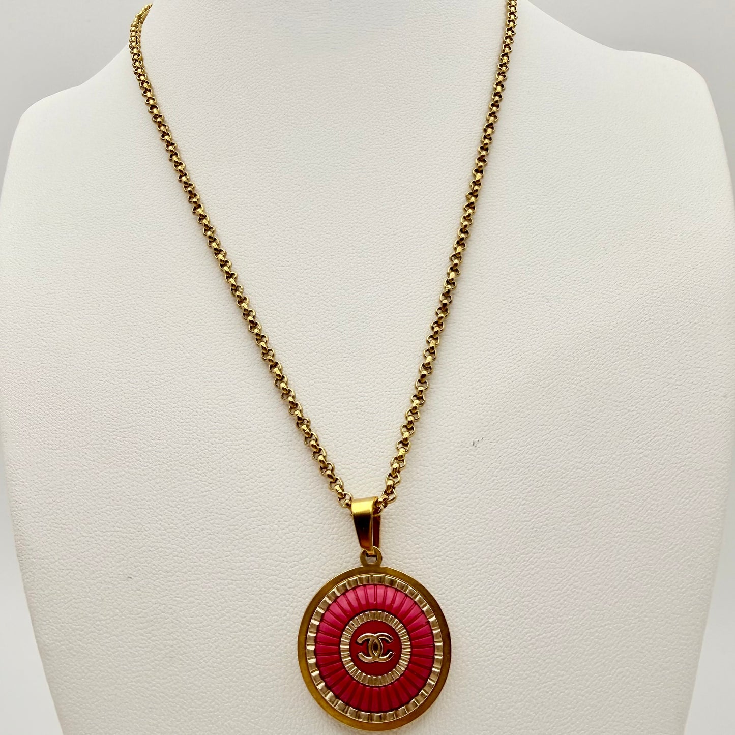 Cadena rolo, con eslabones redondas que se entrelazan entre sí, en collar artesanal EULALIA, hecho a mano por EOS UPCYCLING, con un botón de alta costura reciclado. 