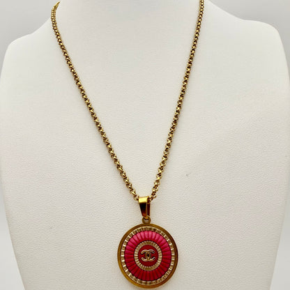 Cadena rolo, con eslabones redondas que se entrelazan entre sí, en collar artesanal EULALIA, hecho a mano por EOS UPCYCLING, con un botón de alta costura reciclado. 