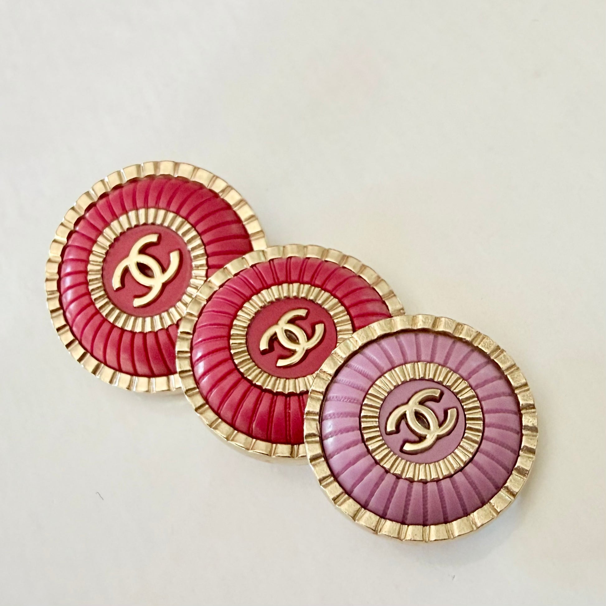 Botones de alta costura recuperado de una chaqueta en desusa de la marca CHANEL. Botones reciclados para transformarles en collares y darles una nueva vida. 