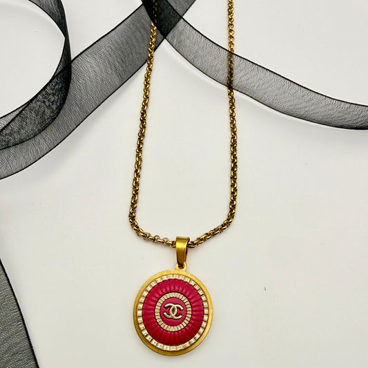 Collar artesanal EOS UPCYCLING  hecho a mano con botón recuperado desde una chaqueta de marca de lujo .