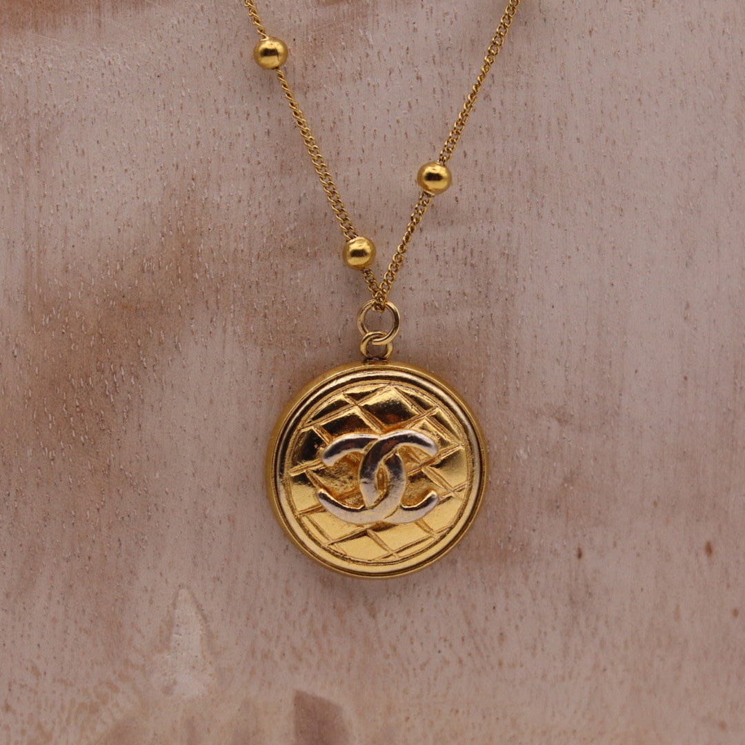 Detalle del botón de alta costura recuperado y reciclado en collar artesanal EZIS hecho a mano por EOS UPCYCLING.
