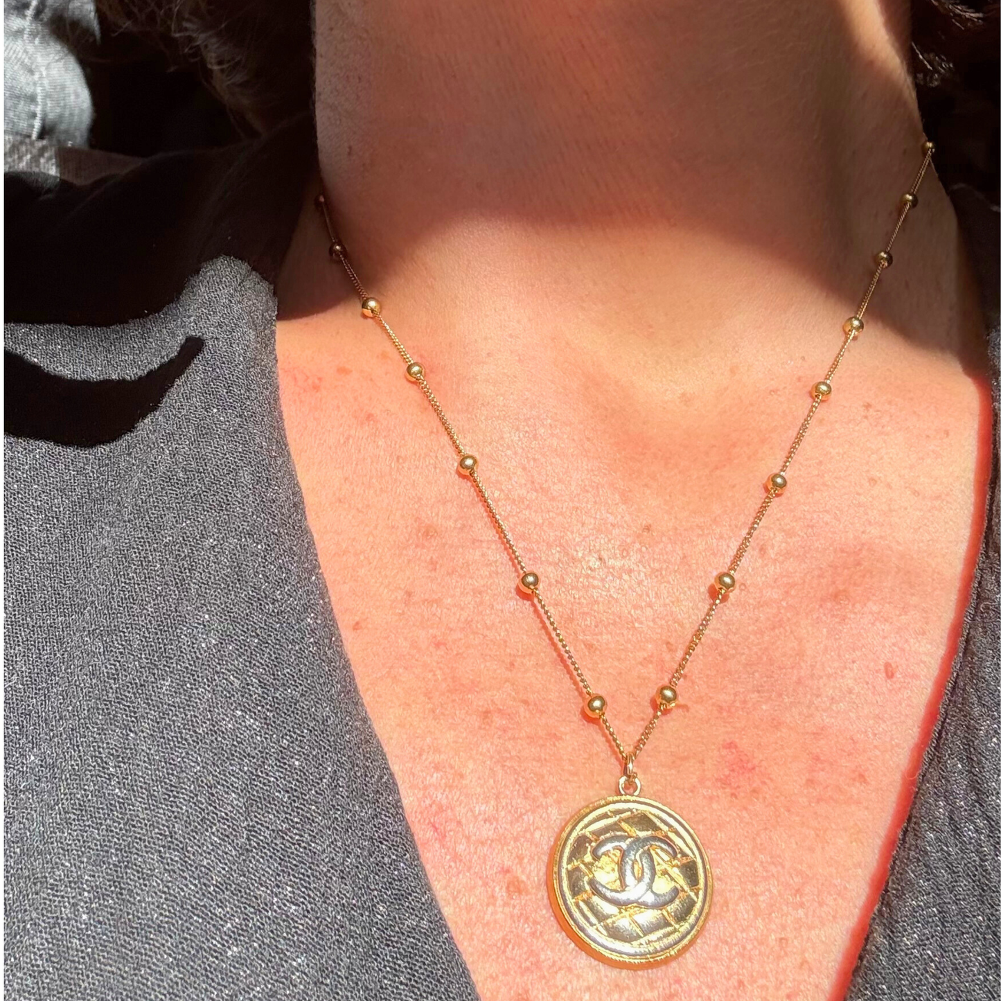 Cadena forzada con bolas en collar artesanal EZIS. Hecho a mano por EOS UPCYCLING. Un regalo original para una mujer elegante. 
