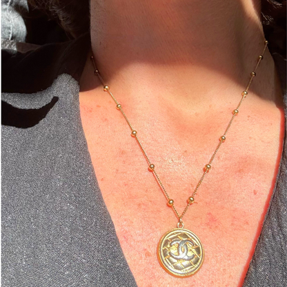 Cadena forzada con bolas en collar artesanal EZIS. Hecho a mano por EOS UPCYCLING. Un regalo original para una mujer elegante. 
