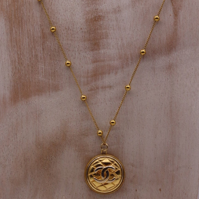 Joya artesanal EOS UPCYCLING, elegante y sostenible. Un regalo personalizado y original para una mujer con estilo. 
