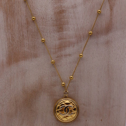 Joya artesanal EOS UPCYCLING, elegante y sostenible. Un regalo personalizado y original para una mujer con estilo. 
