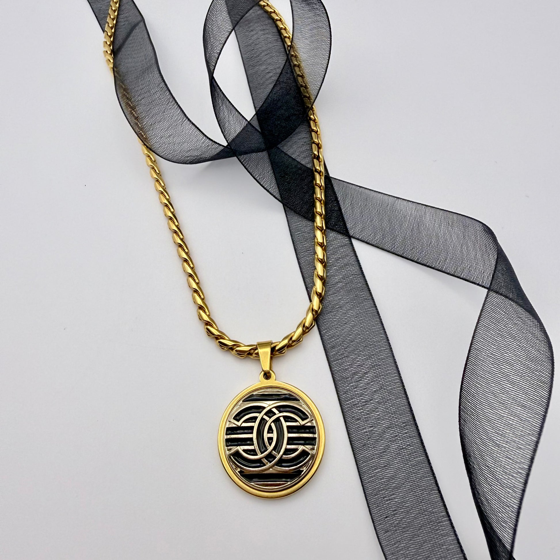  Collar artesanal de upcycling FANNI, pieza hecha a mano por EOS UPCYCLING.
