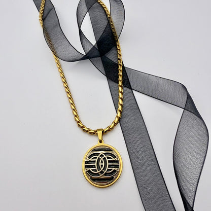  Collar artesanal de upcycling FANNI, pieza hecha a mano por EOS UPCYCLING.
