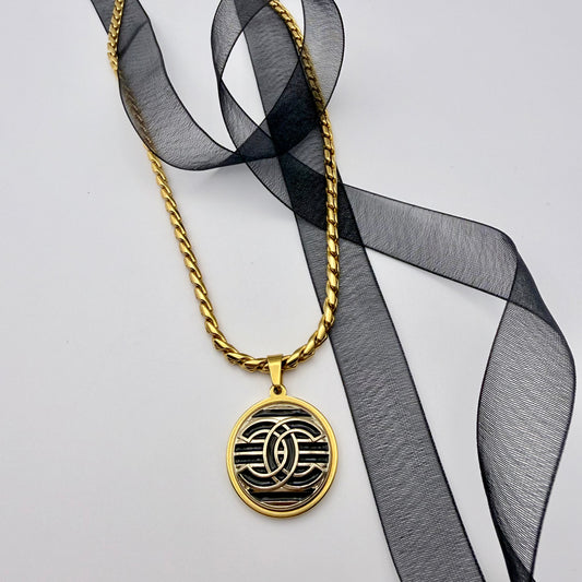  Collar artesanal de upcycling FANNI, pieza hecha a mano por EOS UPCYCLING.
