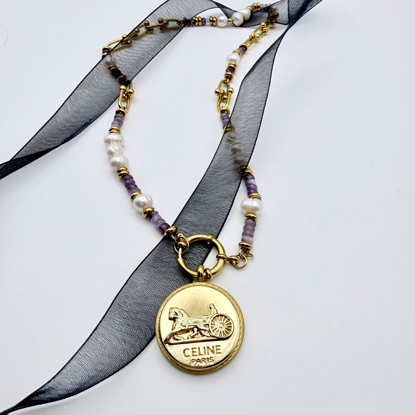 Joya artesanal upcycling, sostenible con botón CELINE reciclado.
