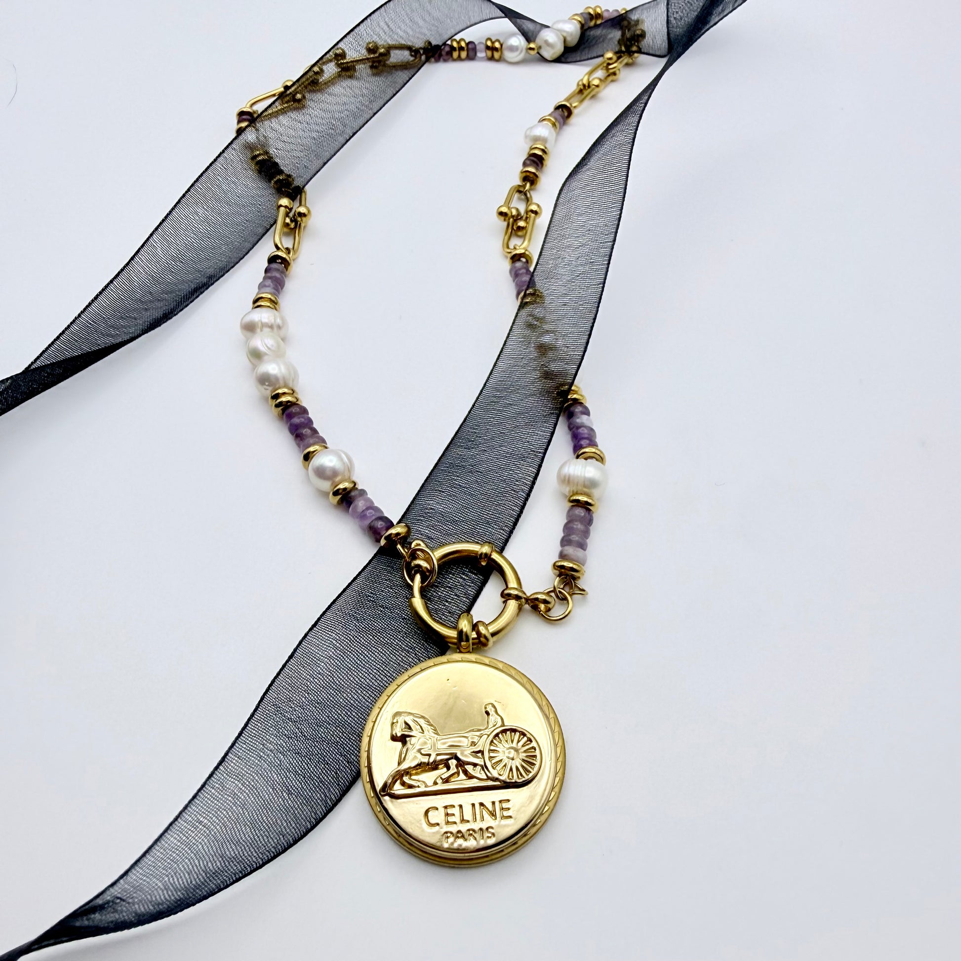 Joya artesanal upcycling, sostenible con botón CELINE reciclado.
