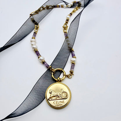 Joya artesanal upcycling, sostenible con botón CELINE reciclado.
