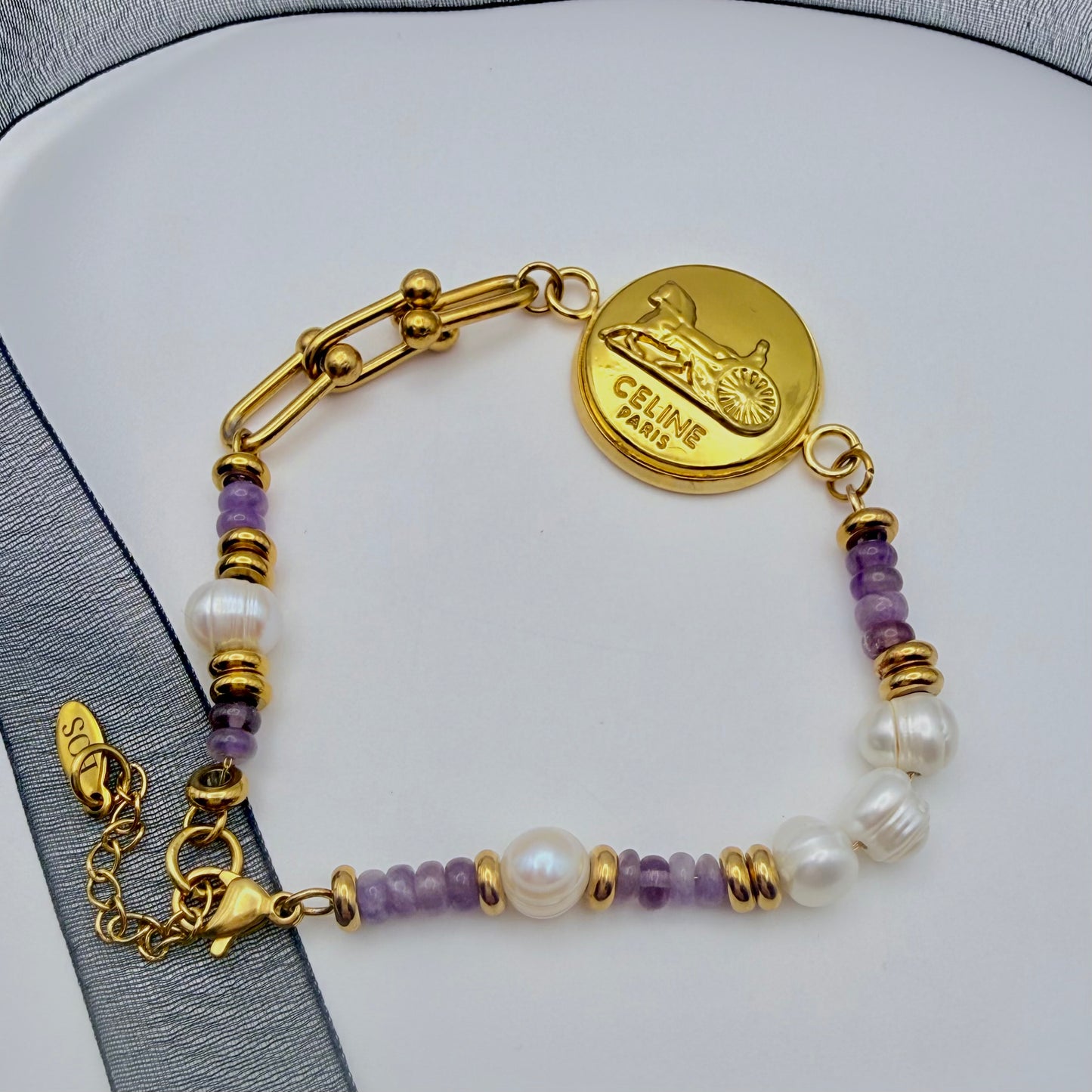 Pulsera artesanal EOS UPCYCLING  hecho a mano con botón de marca de lujo recuperado
