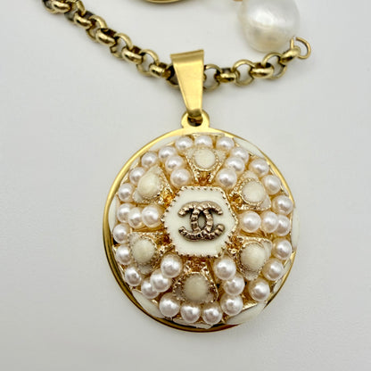 Detalle del botón de alta costura recuperado y reciclado en collar artesanal GEORGIA,  hecho a mano por EOS UPCYCLING. 
