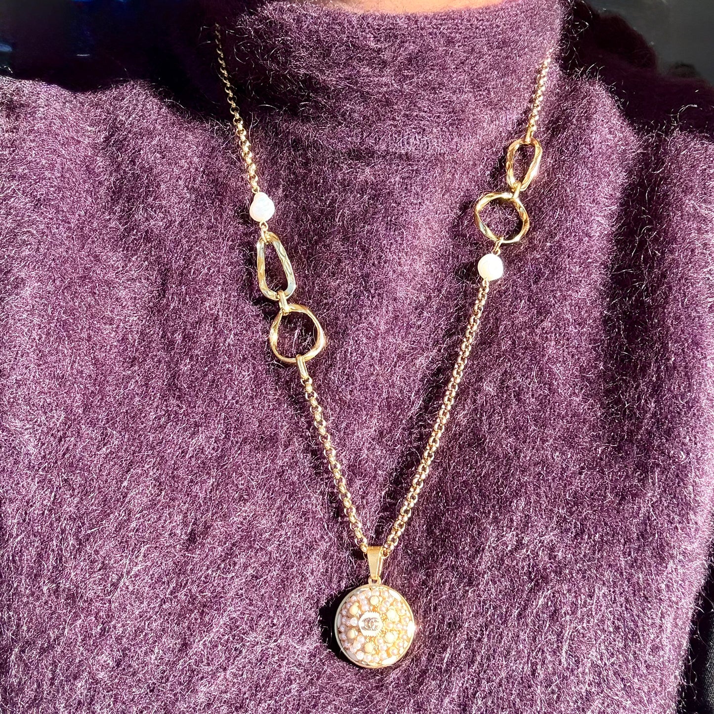 Joya artesanal EOS UPCYCLING, elegante y sostenible. Un regalo personalizado y original para una mujer con estilo. 
