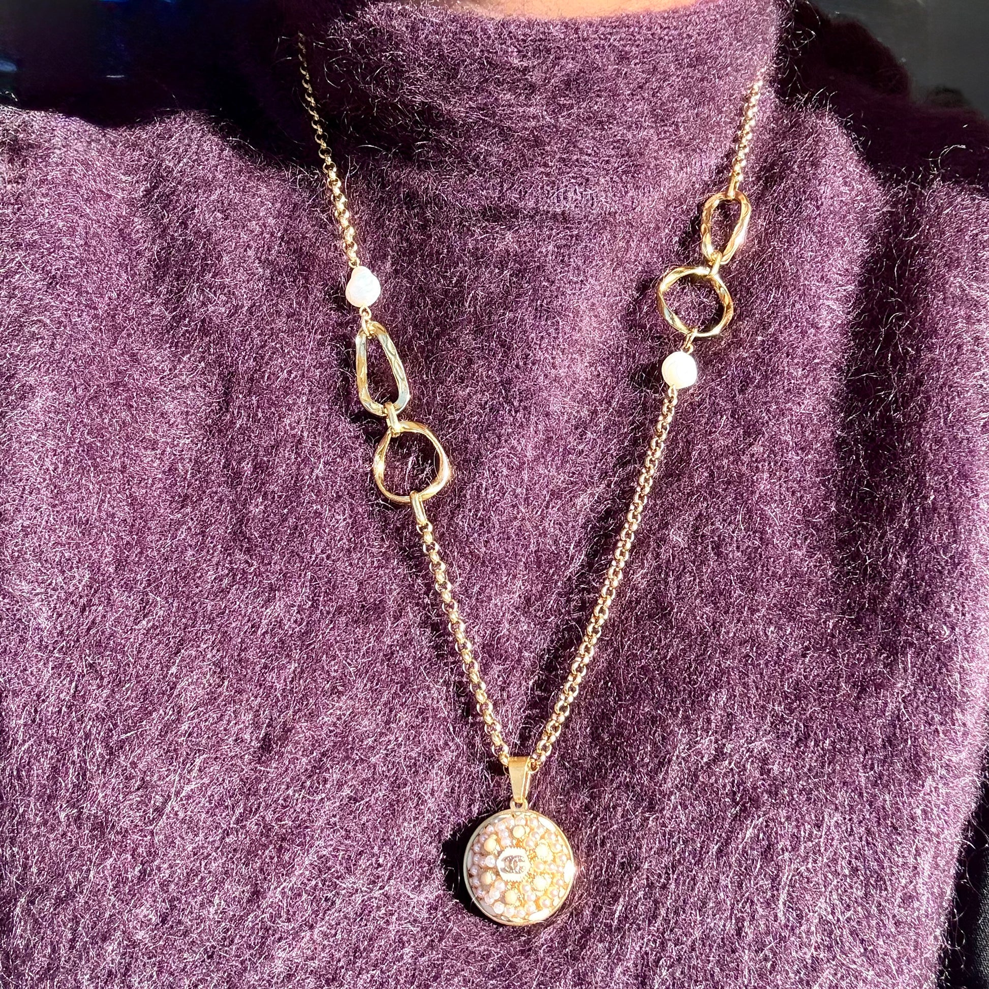 Joya artesanal EOS UPCYCLING, elegante y sostenible. Un regalo personalizado y original para una mujer con estilo. 
