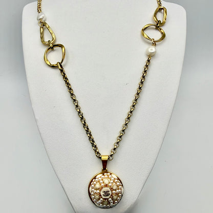 Collar sautoir artesanal GEORGIA, pieza hecha a mano por EOS UPCYCLING. Muy elegante para lucir en las fiestas. Chic y atemporal. 