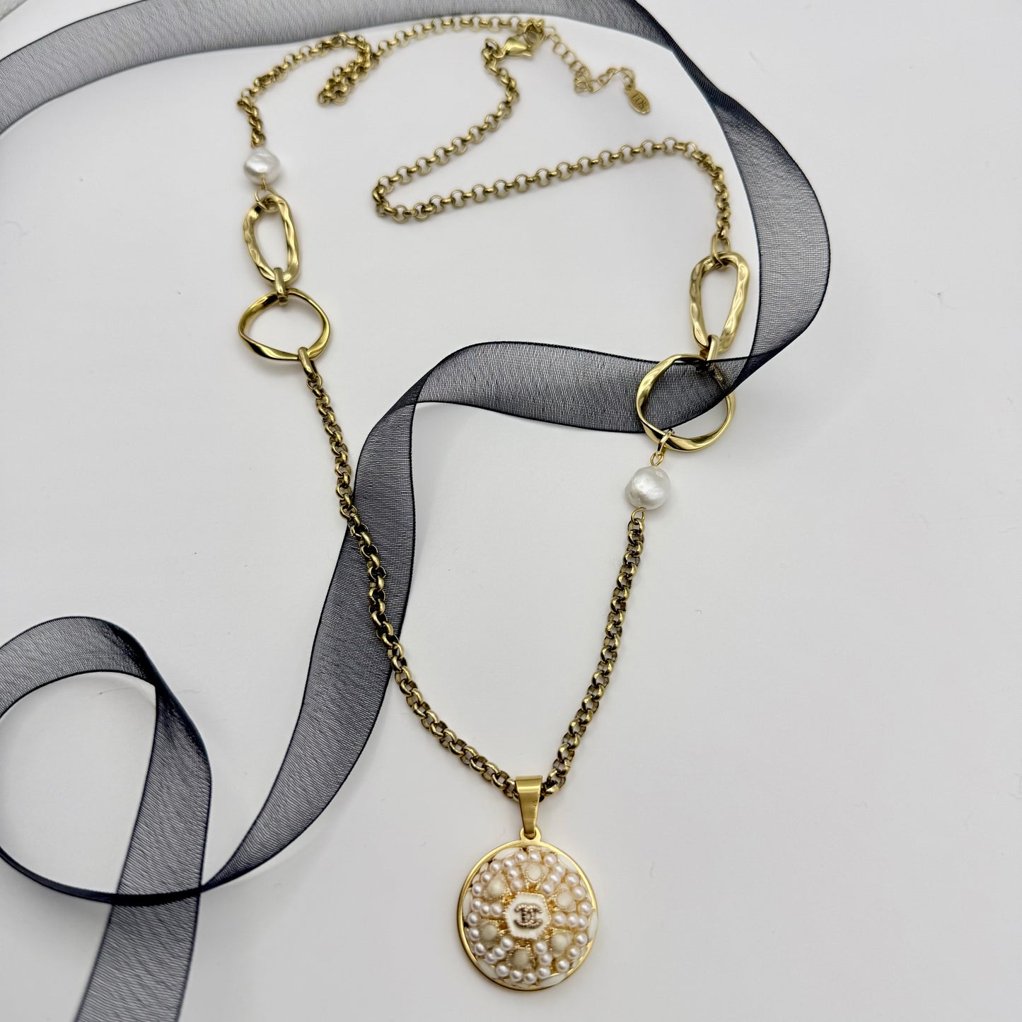 Collar artesanal EOS UPCYCLING  hecho a mano con botón de marca de lujo recuperado. Estilo chic y atemporal. 
